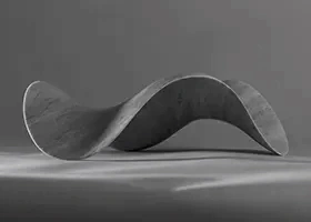 sculpture moderne tout en courbe.